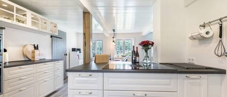 冷蔵庫、電子レンジ、オーブン、コンロ