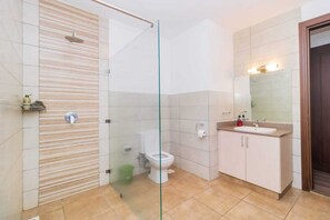 Shower, towels, soap, toilet paper - Kai Heights Apartments,  Quite place to rest and relax  (Nairobi)