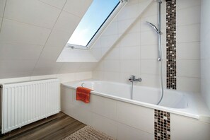 Shower, hair dryer, towels - Apartment 'Gemütliche Ferienwohnung In Seenähe' with Shared Terrace, Shared Garden and Wi-Fi (Neustrelitz)