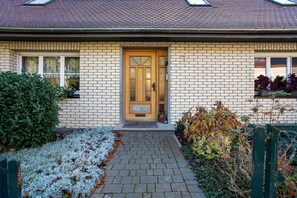 Exterior detail - Apartment 'Gemütliche Ferienwohnung In Seenähe' with Shared Terrace, Shared Garden and Wi-Fi (Neustrelitz)