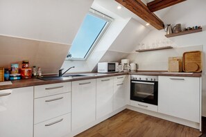 Fridge, microwave, oven, stovetop - Apartment 'Gemütliche Ferienwohnung In Seenähe' with Shared Terrace, Shared Garden and Wi-Fi (Neustrelitz)