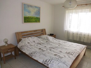 1 bedroom, bed sheets
