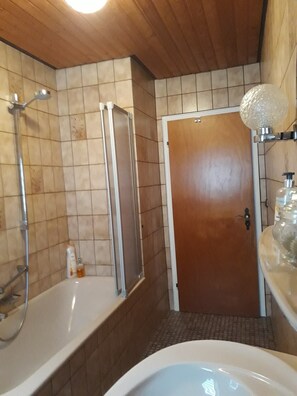 Dusche, kostenlose Toilettenartikel, Haartrockner, Handtücher