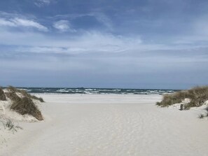 Beach nearby - Holiday Apartment "Meer Geht Immer" with Private Terrace, Garden & Wi-Fi (Prerow)