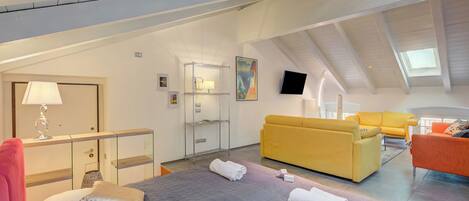 อพาร์ทเมนท์สำหรับครอบครัว, หลายห้องนอน (Loft & Jacuzzi) | 2 ห้องนอน, เตารีด/โต๊ะรีดผ้า, Wi-Fi ฟรี, ผ้าปูที่นอน