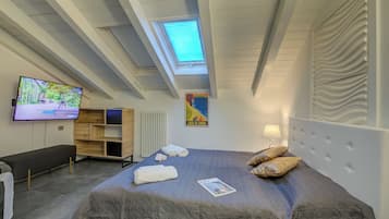 Familienapartment, 2 Schlafzimmer (Loft & Jacuzzi) | 2 Schlafzimmer, BĂŒgeleisen/BĂŒgelbrett, kostenloses WLAN, BettwĂ€sche