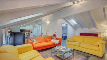 Family Apartment, Multiple Bedrooms (Loft & Jacuzzi) | Living area