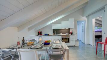 Family Apartment, Multiple Bedrooms (Loft & Jacuzzi) | Dining