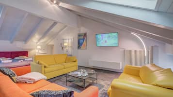Familienapartment, 2 Schlafzimmer (Loft & Jacuzzi) | Wohnbereich