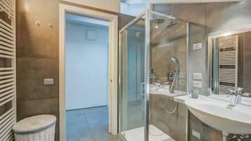 Family Apartment, Multiple Bedrooms (Loft & Jacuzzi) | Bathroom | Shower, hair dryer, bidet, towels