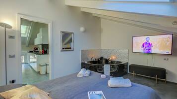 2 kamar tidur, setrika/meja setrika, Wi-Fi gratis, dan seprai linen