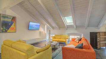 Family Apartment, Multiple Bedrooms (Loft & Jacuzzi) | Living area