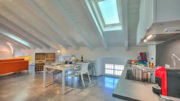 Family Apartment, Multiple Bedrooms (Loft & Jacuzzi) | Dining