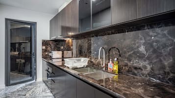 Refrigerador, microondas, horno, placa de cocina