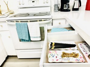 Fridge, microwave, oven, stovetop - 2 miles to LVCC and Strip Cozy 2BD 2BA Apartment  (Las Vegas)