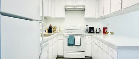 Kjøleskap, mikrobølgeovn, ovn og kokeplater