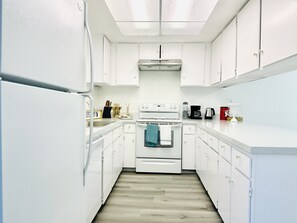 Een koelkast, een magnetron, een oven, een kookplaat