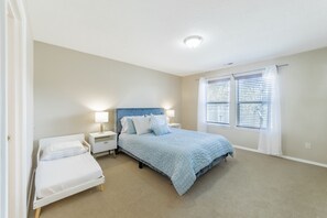 3 bedrooms, WiFi, bed sheets - Cozy and peaceful home. Sleeps 12 , RV side parking , Office space , Sun Room (Star)