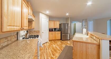Cozy and peaceful home. Sleeps 12 , RV side parking , Office space , Sun Room