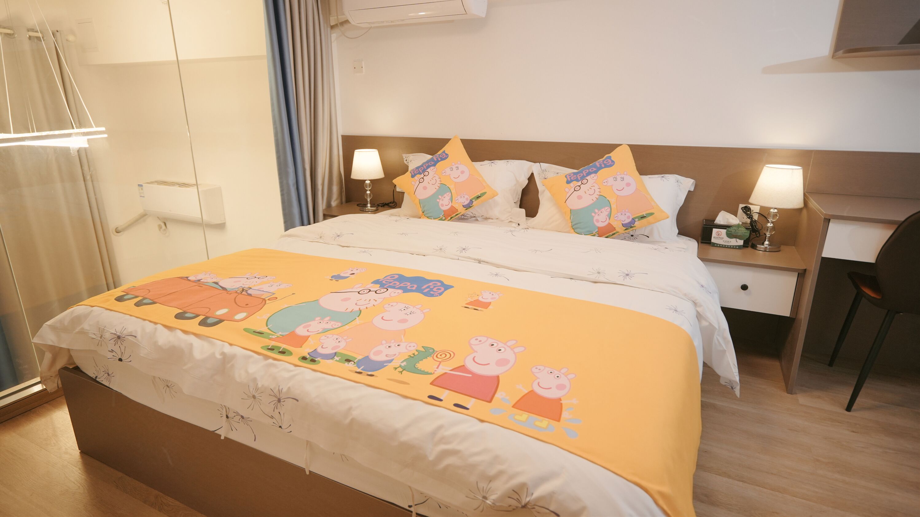 亲子主题套房两房一厅（免费接送站） | 高档床上用品、羽绒被、记忆海绵床垫、特色装修