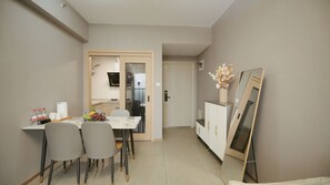 Dúplex sènior, vistes a la ciutat | Cuina privada | Frigorífic, microones i placa de cuina 