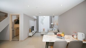 豪華複式套房一室一廳（免費接送站） | 起居區 | 43-吋智慧型電視、有線頻道、首輪電影