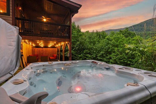 Stunning Mtn Views~ HotTub~Movie Theater~Game Room