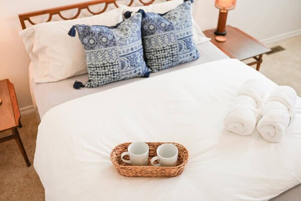 3 عدّة غرف نوم ومكتب ومكواة/لوح كي وسرير سفر