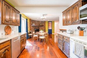 冰箱、微波炉、烤箱、炉灶