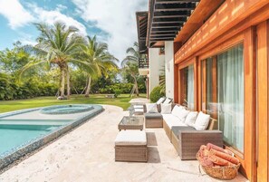 Unclassified image, 4 of 28, button