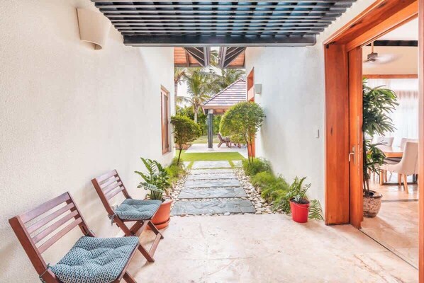 Unclassified image, 1 of 28, button