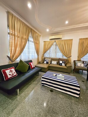 Flat-screen TV - Little Heaven by SkyHive BeachfrontVilla (George Town)