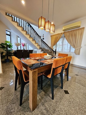 Dining - Little Heaven by SkyHive BeachfrontVilla (George Town)