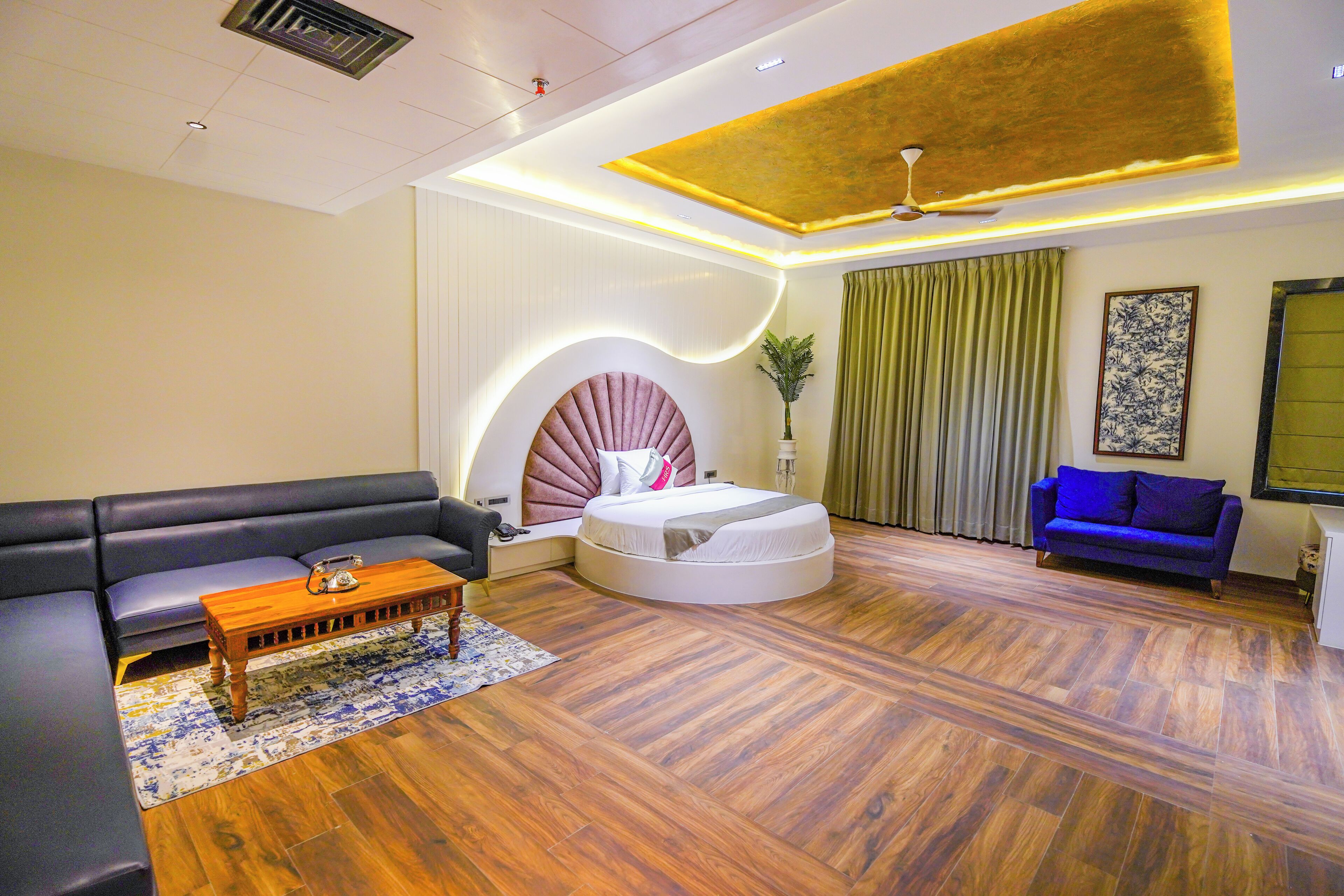 Luxury Room | Laptop workspace, bed sheets