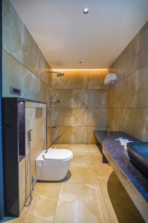 高級客房 | 浴室 | 淋浴設備、淋浴花灑、毛巾、肥皂