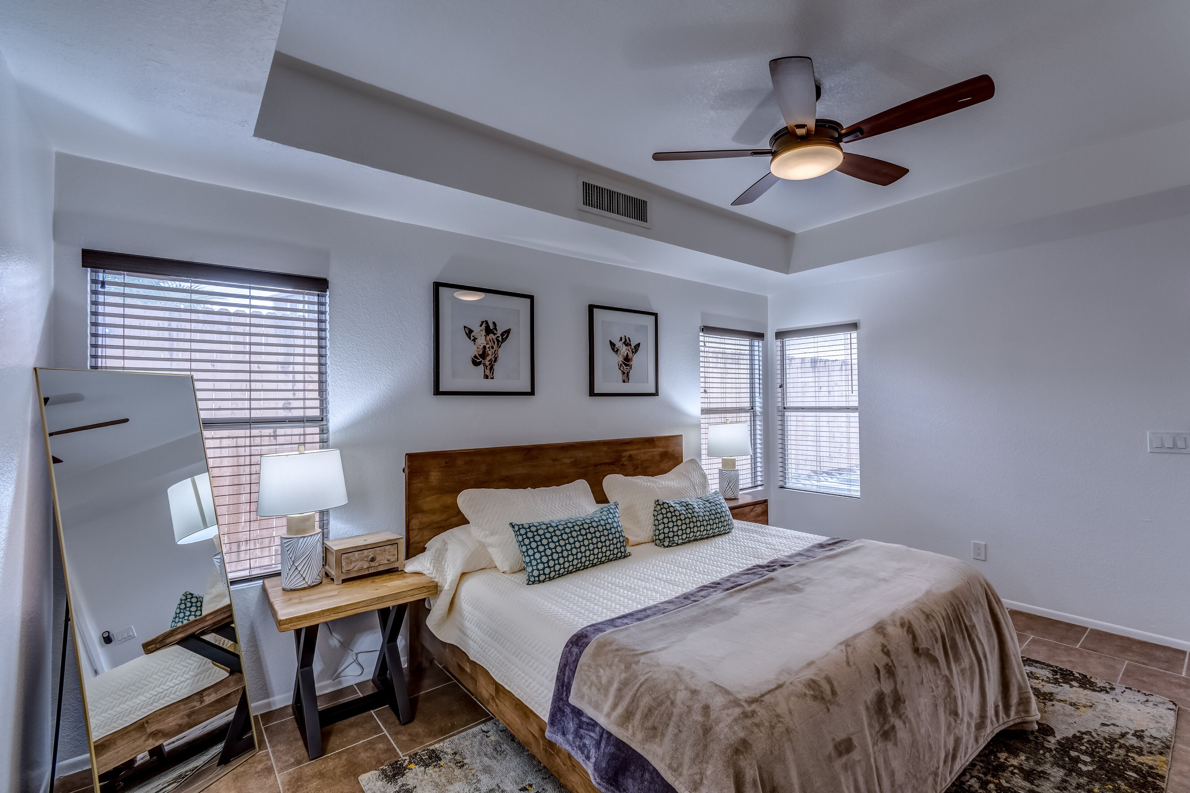 4 室のベッドルーム、デスク、アイロン / アイロン台、旅行用ベビーベッド