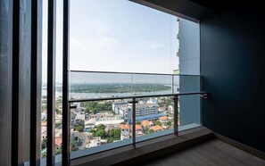 Leilighet – deluxe, 3 soverom, balkong, byutsikt | Sengetøy av topp kvalitet, dundyner og senger med Select Comfort-madrass