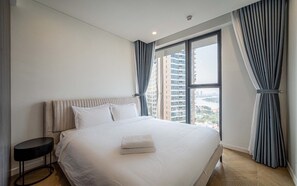 Leilighet – deluxe, 3 soverom, balkong, byutsikt | Sengetøy av topp kvalitet, dundyner og senger med Select Comfort-madrass