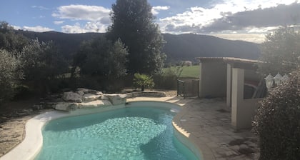 À 30 mn des Gorges du Verdon Gîte au Calme Entouré Doliviers et de Lavandes