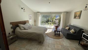 1 bedroom, travel cot, WiFi, bed sheets