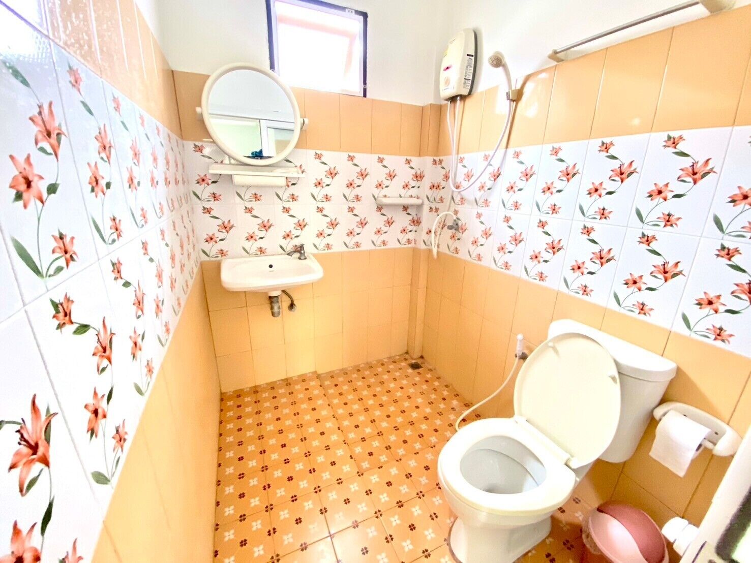 Deluxe Room | Bathroom | Shower, rainfall showerhead