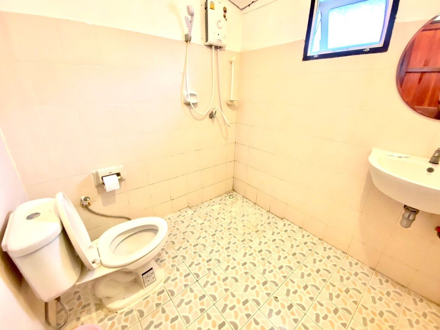 Un baño pequeño con inodoro, lavamanos y ducha.
