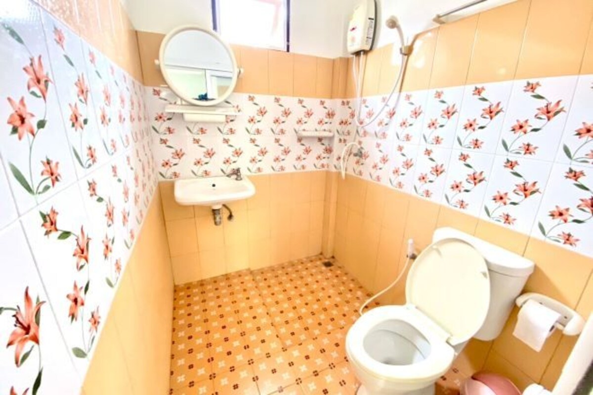 Un baño con inodoro, lavabo y espejo.
