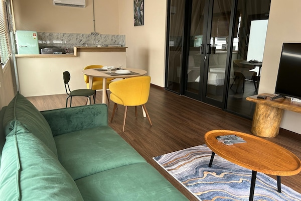 Basic House | Ruang tamu | 43 inci televisyen skrin rata dengan kabel
