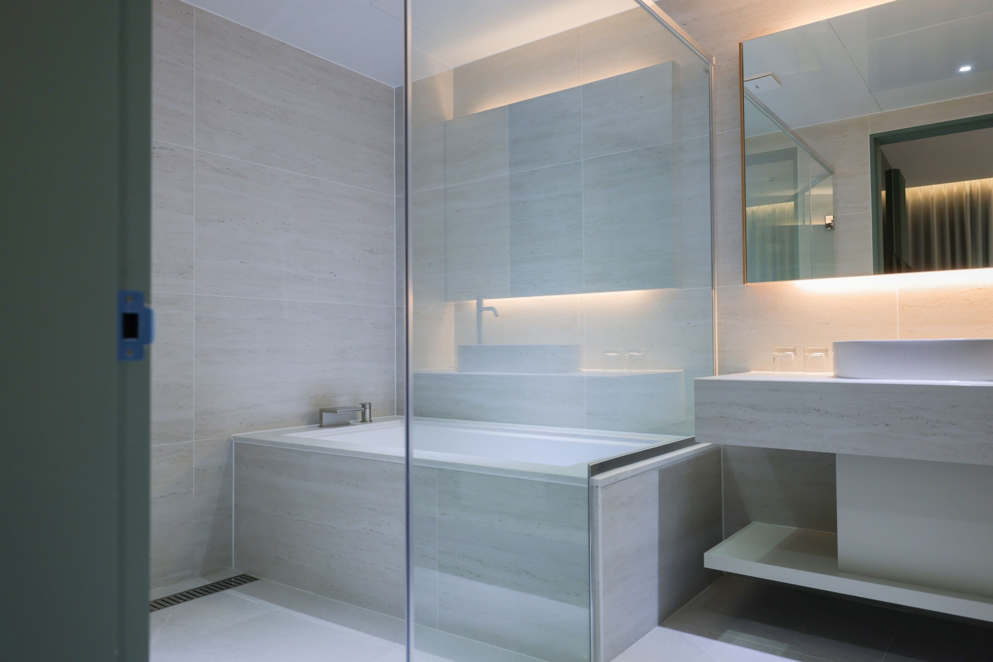 Premier Suite Twin Room | Bathroom | Designer toiletries, hair dryer, bathrobes, slippers