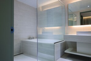 Premier Suite Twin Room | Baño | Amenidades de baño de diseñador, secadora de cabello, batas, pantuflas 