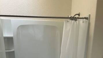 Regadera, toallas, jabón, papel de baño