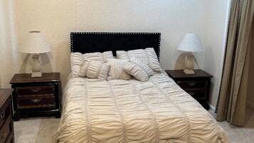 1 dormitorio, tabla de planchar con plancha, wifi y ropa de cama