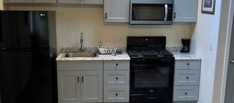 Quiet and Cozy 1 Bedroom Apartment close to the beach! 