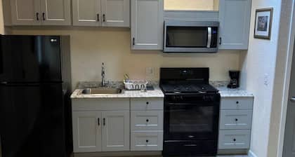Quiet and Cozy 1 Bedroom Apartment close to the beach!